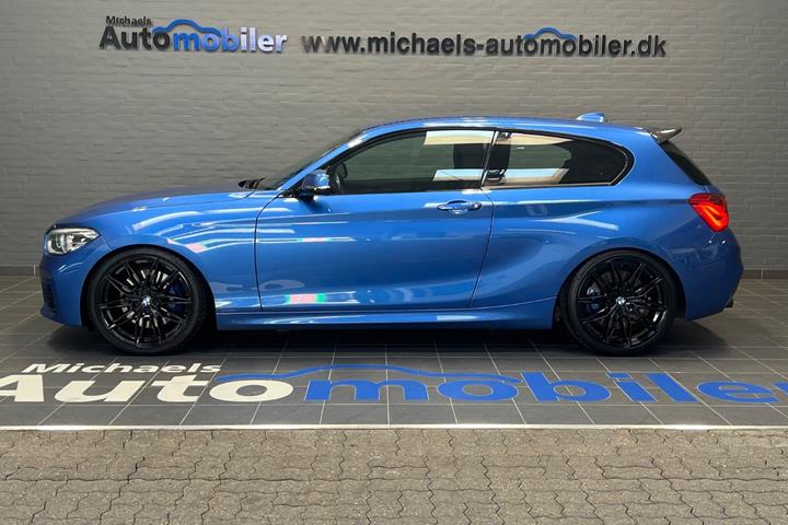 Blå BMW M135i fra 2015
