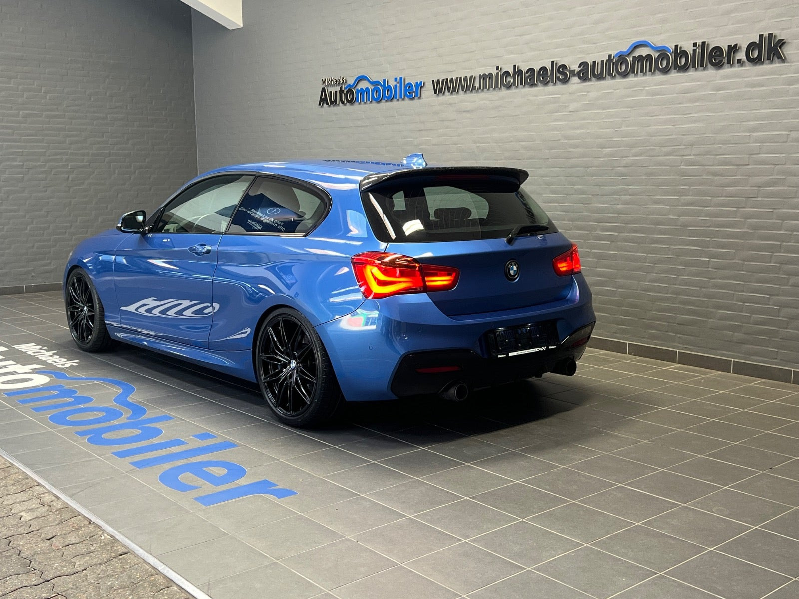 Blå BMW M135i fra 2015