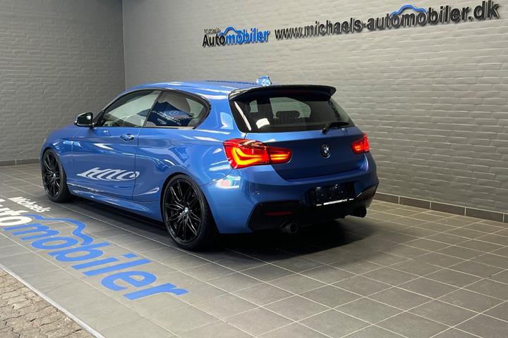 Blå BMW M135i fra 2015
