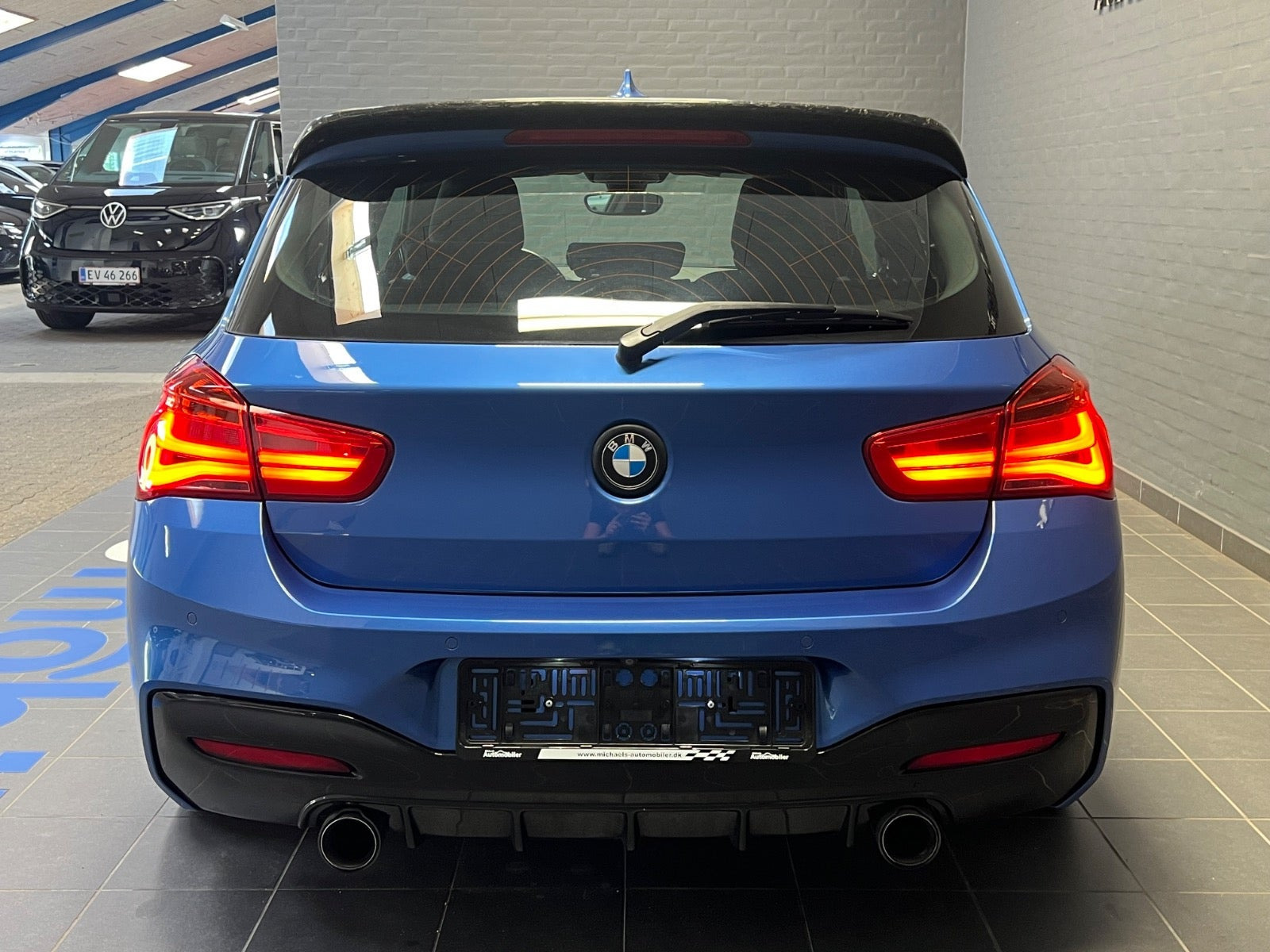 Blå BMW M135i fra 2015