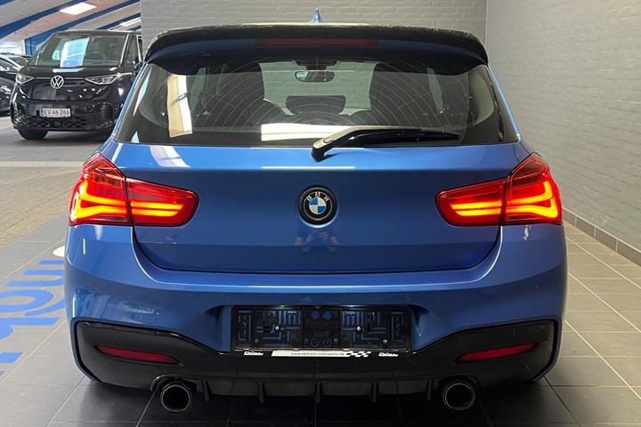 Blå BMW M135i fra 2015