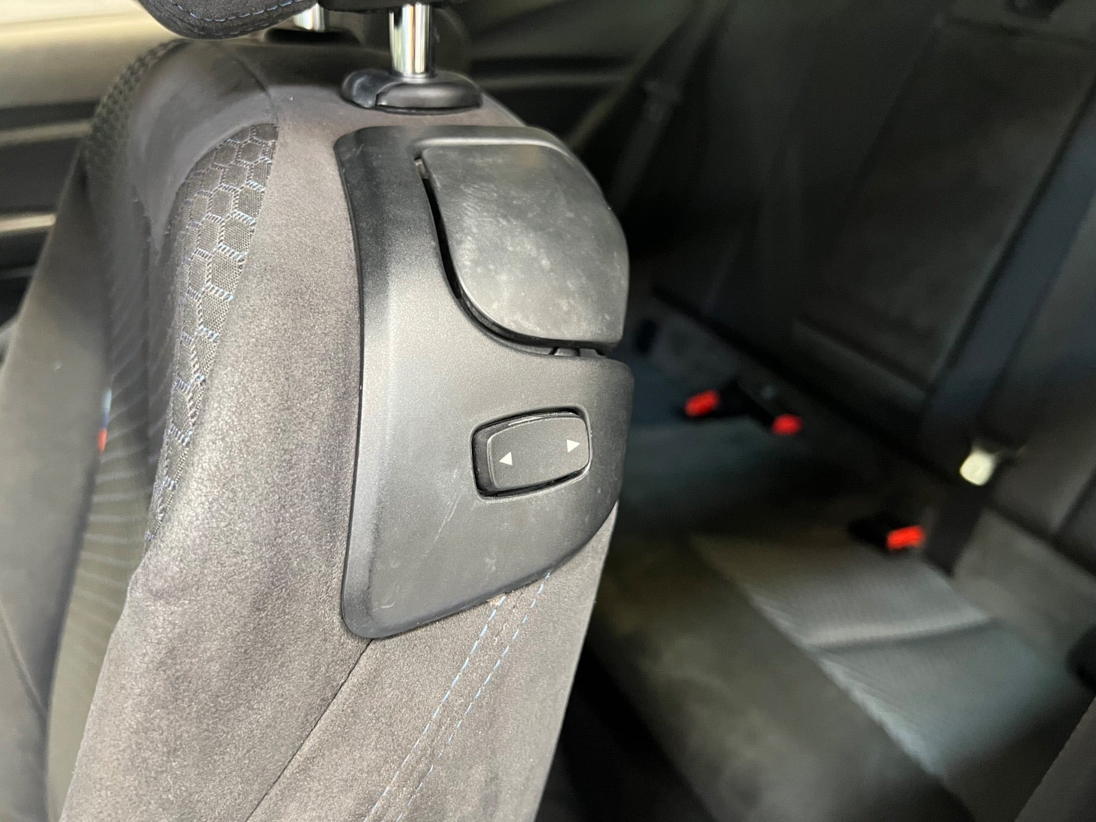 Blå BMW M135i fra 2015