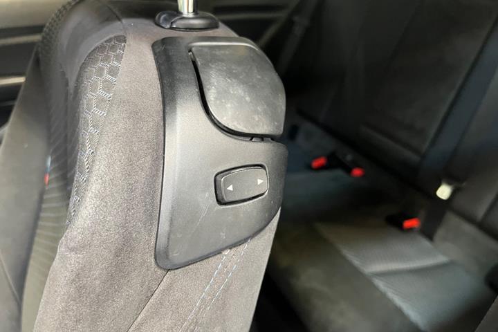 Blå BMW M135i fra 2015