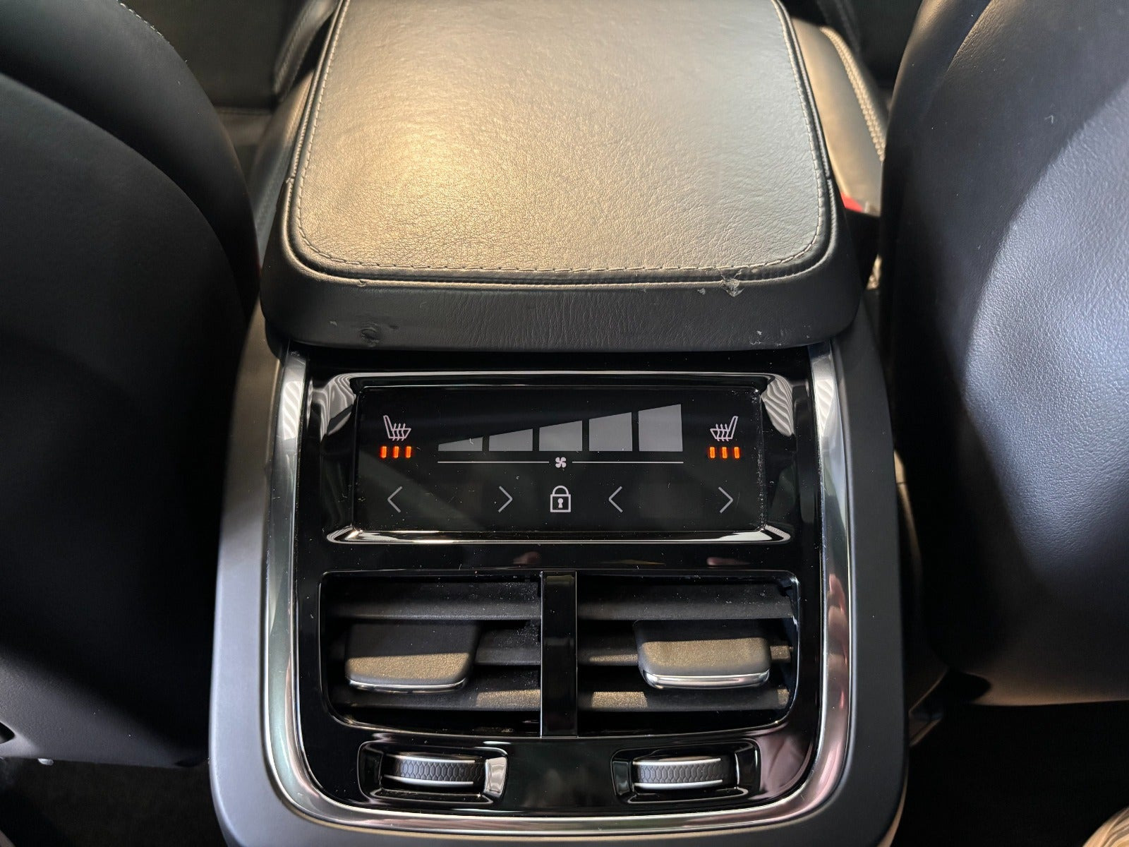 Grå Volvo XC90 fra 2020
