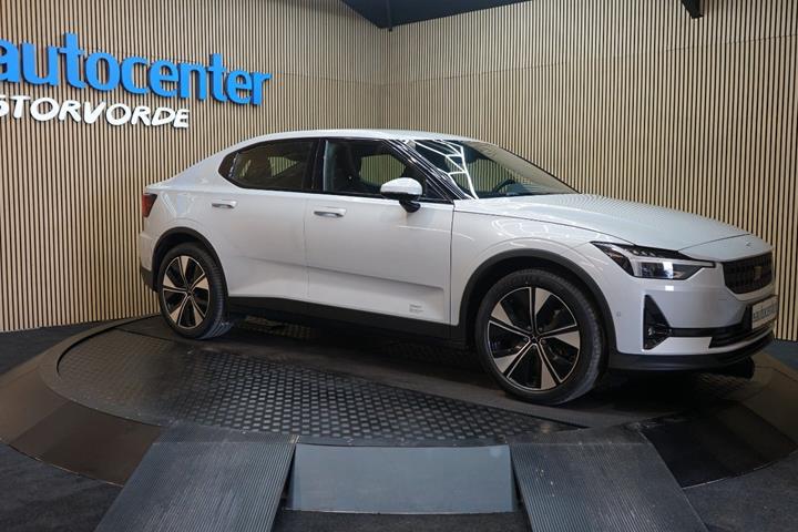 Hvid Polestar 2 fra 2023 set udefra