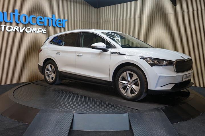 Hvid Skoda Enyaq fra 2022 set udefra