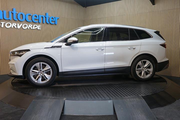Hvid Skoda Enyaq fra 2022