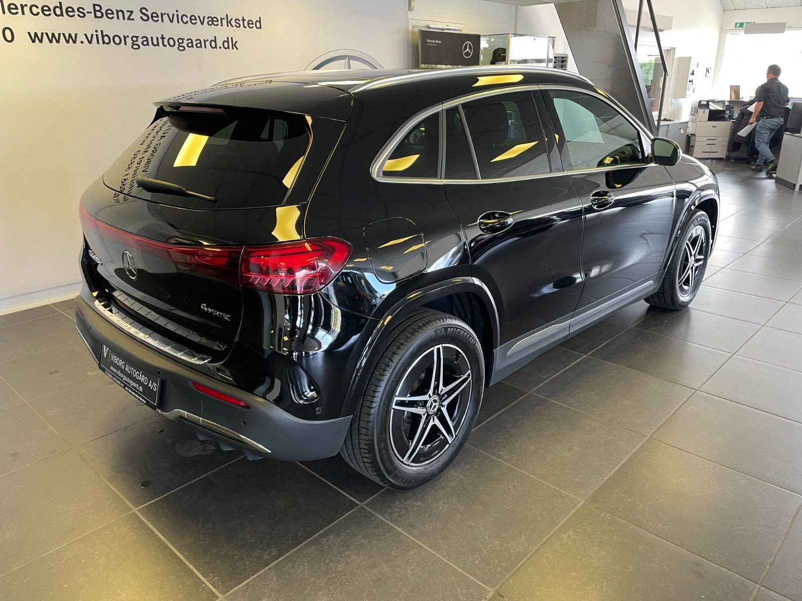 Sort Mercedes EQA350 fra 2025