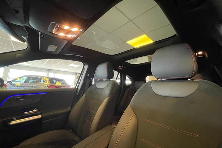 Sort Mercedes EQA350 fra 2025