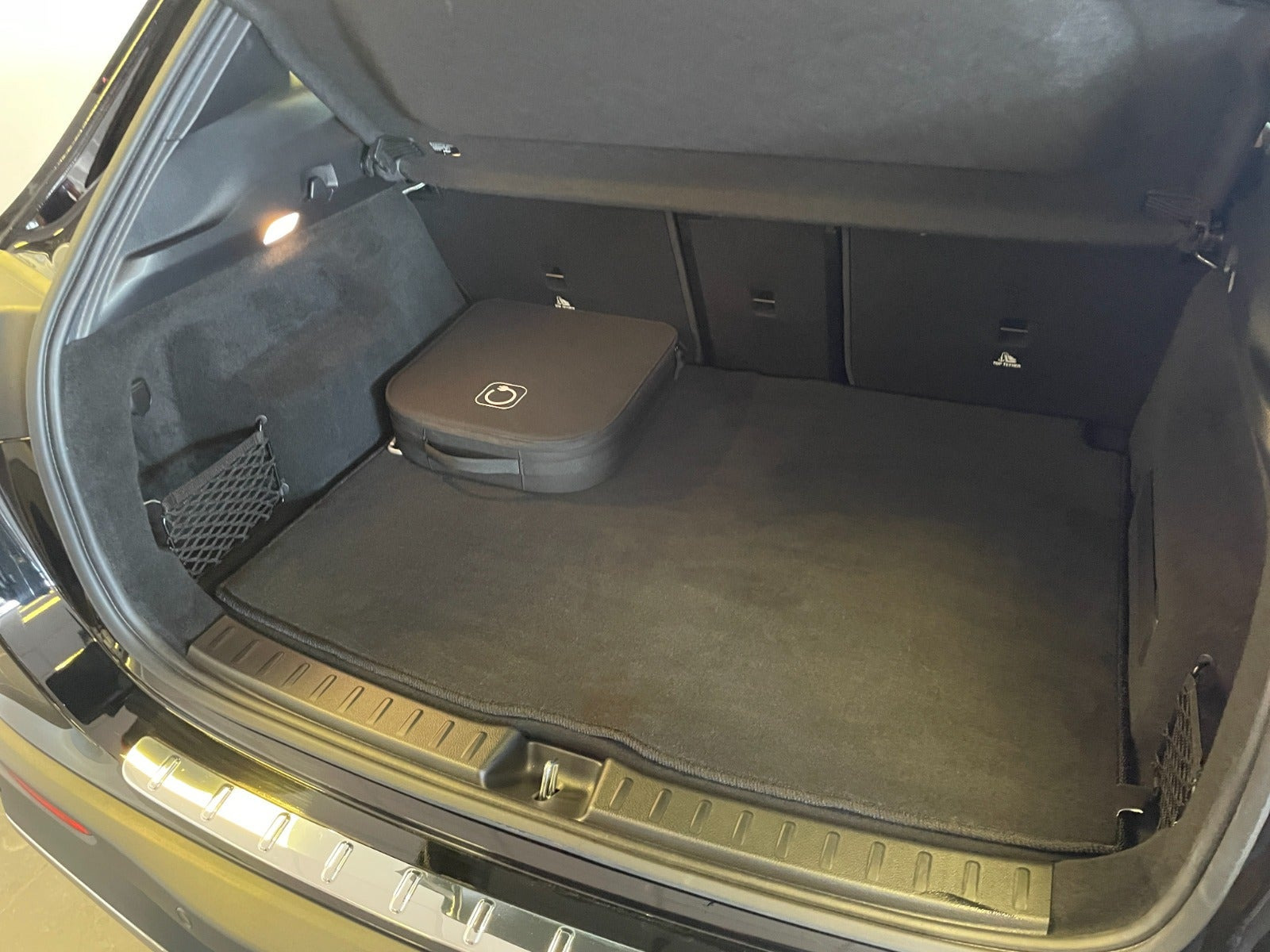 Sort Mercedes EQA350 fra 2025