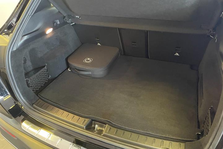Sort Mercedes EQA350 fra 2025