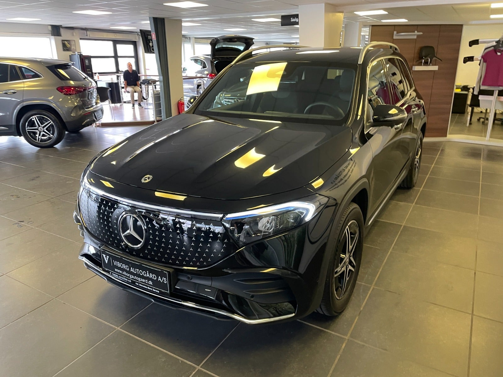 Sort Mercedes EQB250+ fra 2025