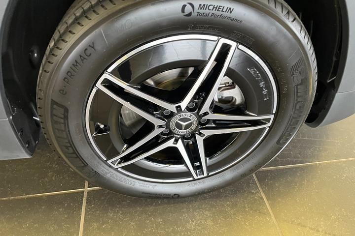 Sort Mercedes EQB250+ fra 2025