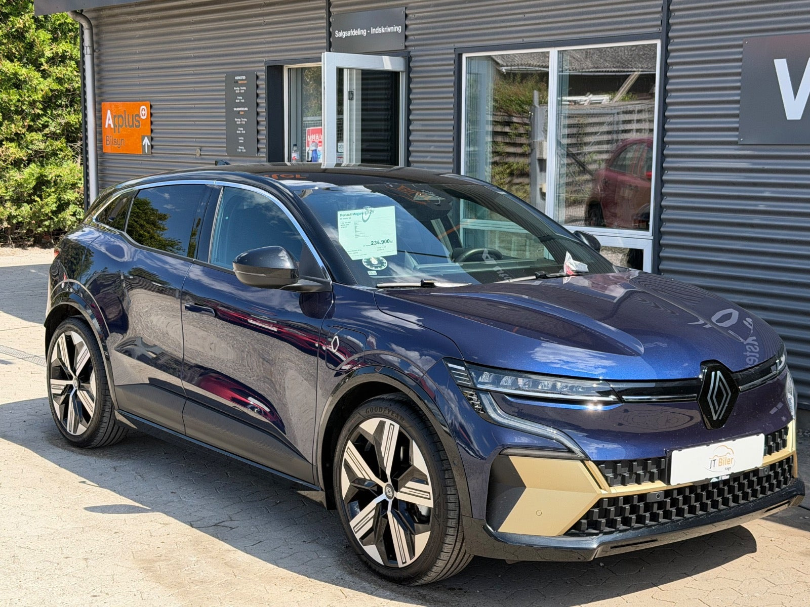 Blå Renault Megane E-Tech fra 2023 set udefra