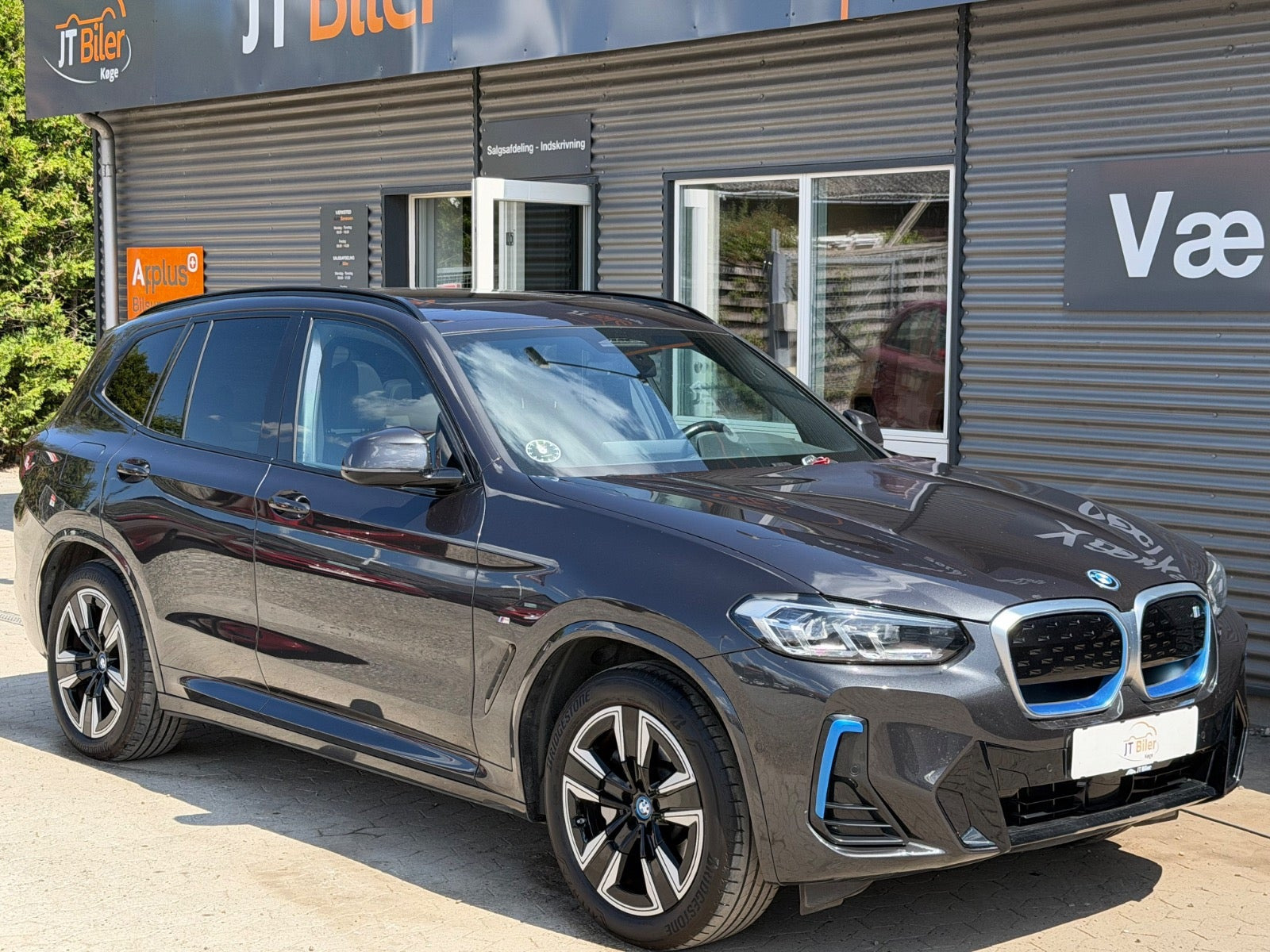 Grå BMW iX3 fra 2023