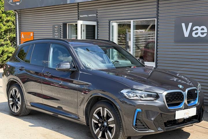 Grå BMW iX3 fra 2023