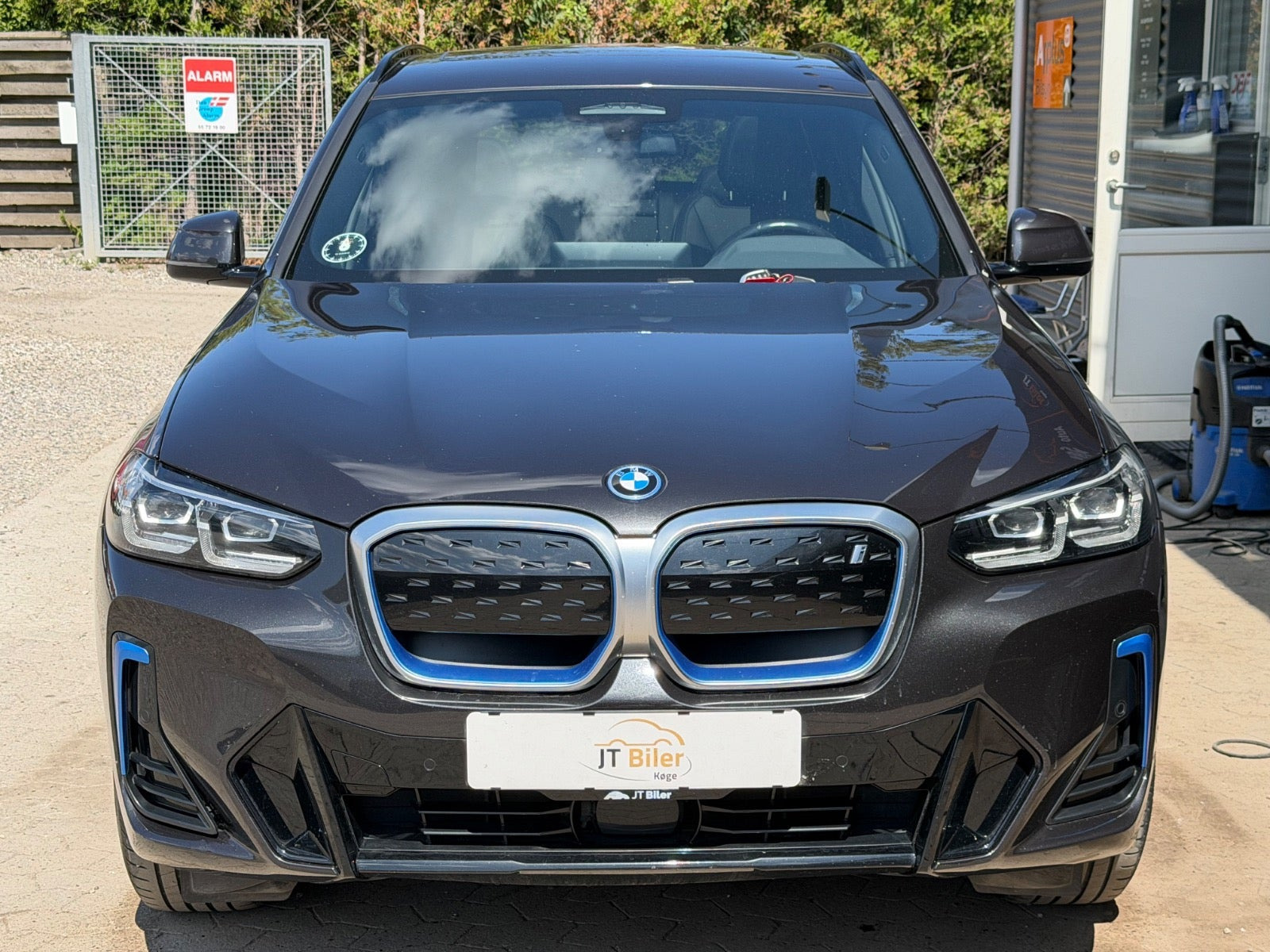 Grå BMW iX3 fra 2023