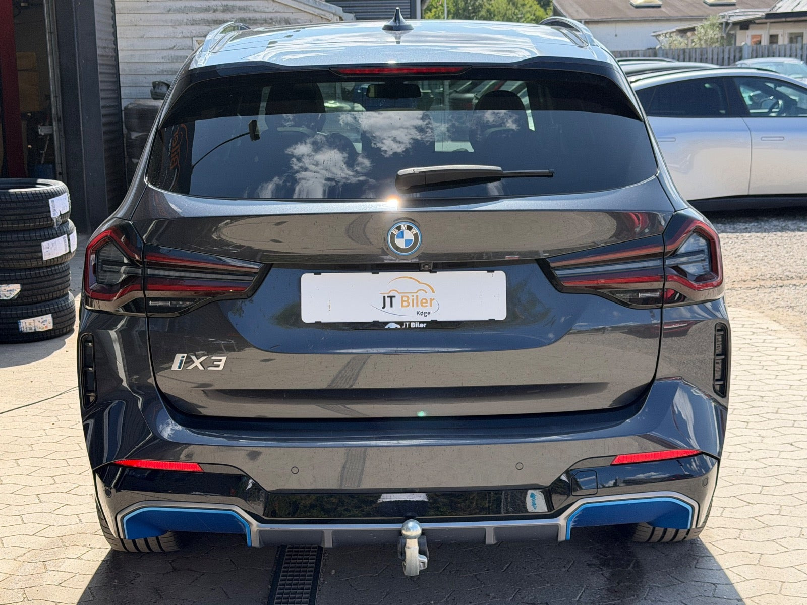 Grå BMW iX3 fra 2023