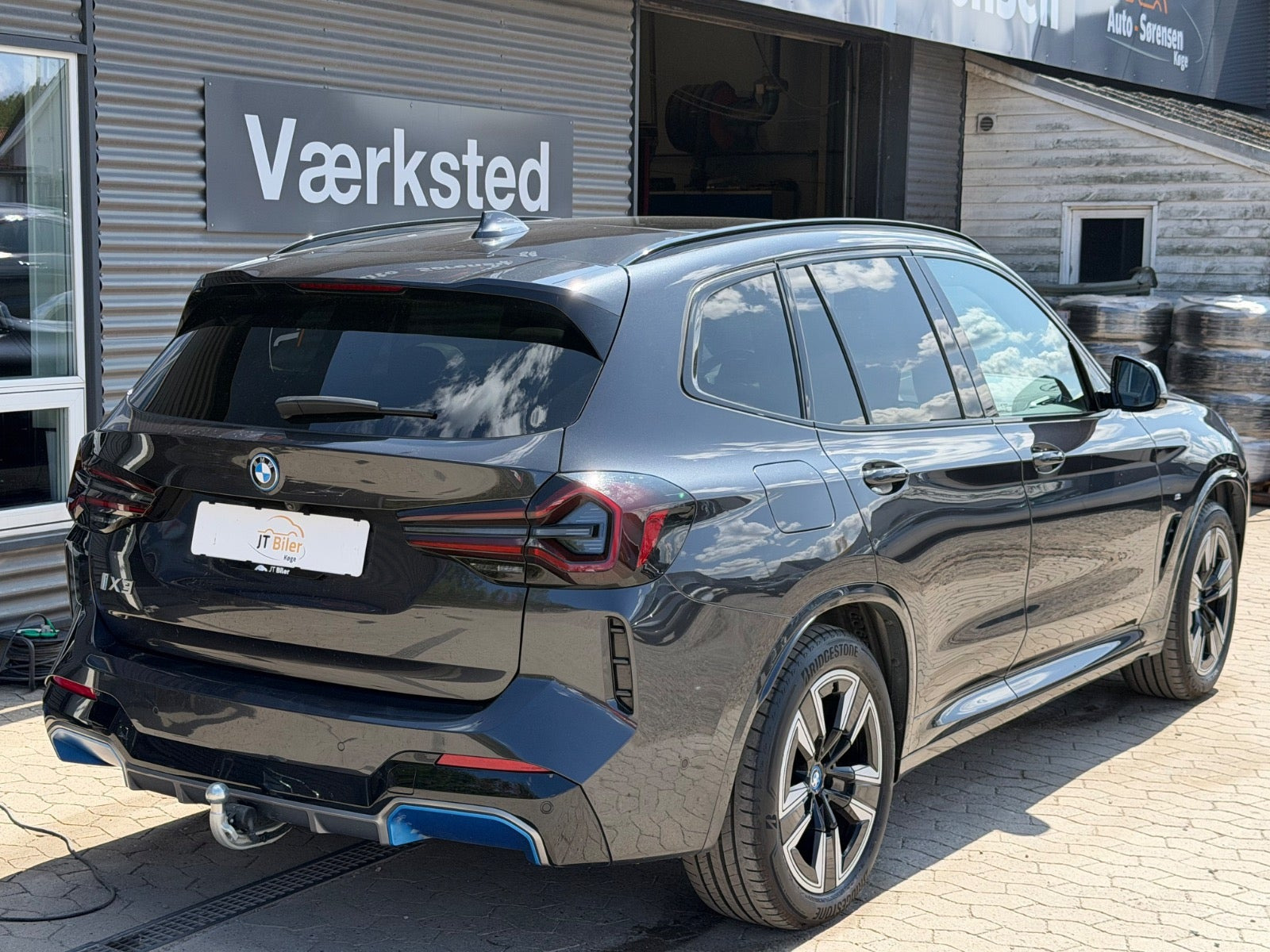 Grå BMW iX3 fra 2023
