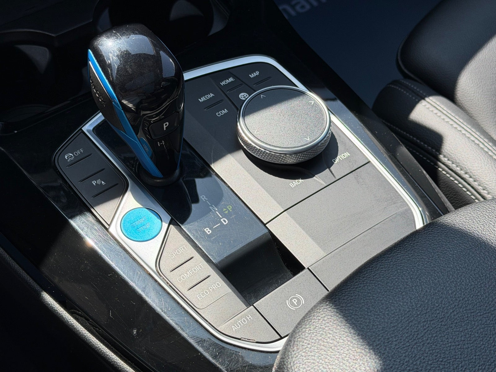 Grå BMW iX3 fra 2023