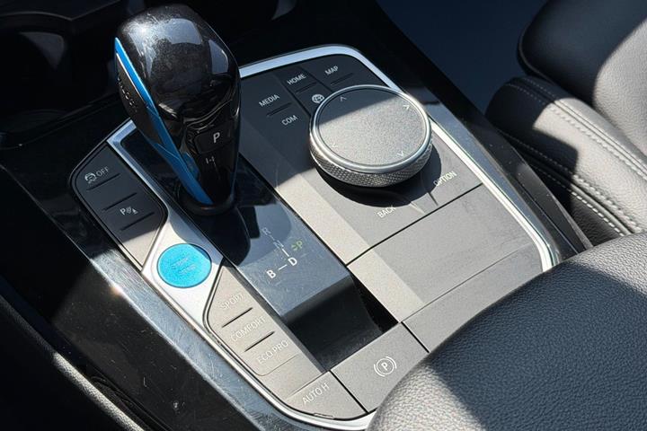 Grå BMW iX3 fra 2023