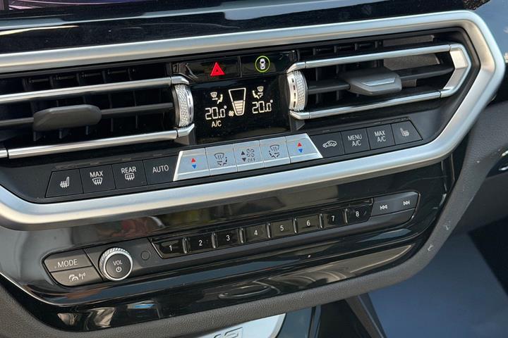 Grå BMW iX3 fra 2023