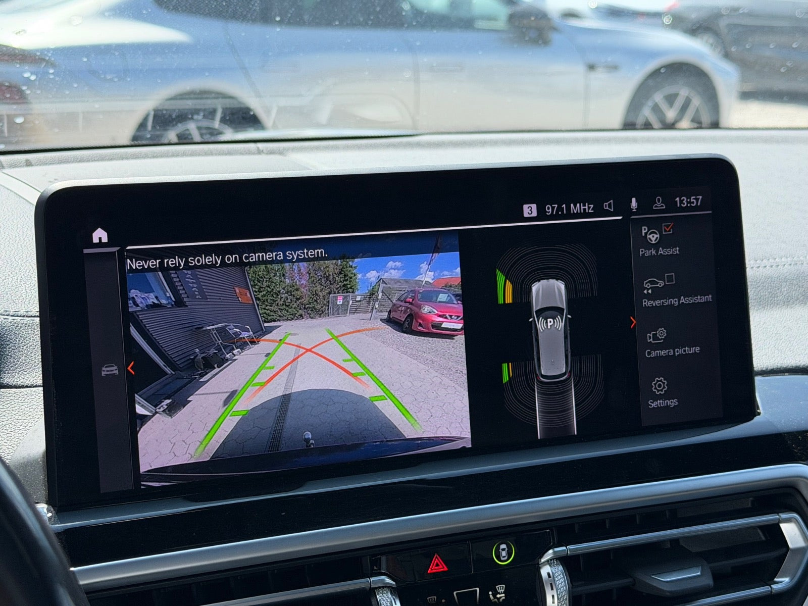 Grå BMW iX3 fra 2023