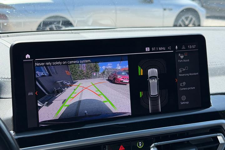 Grå BMW iX3 fra 2023