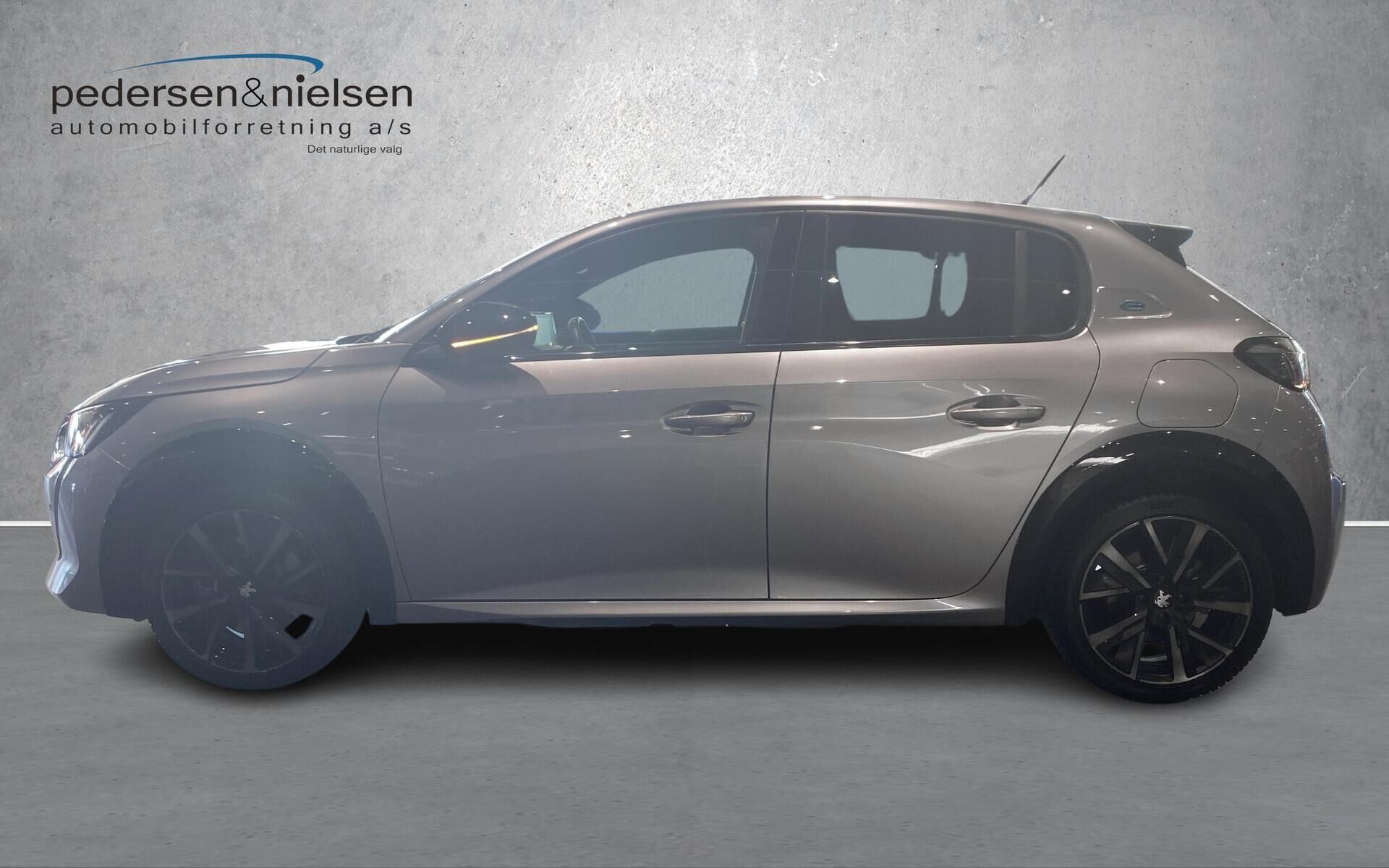 Sølv Peugeot e-208 fra 2023