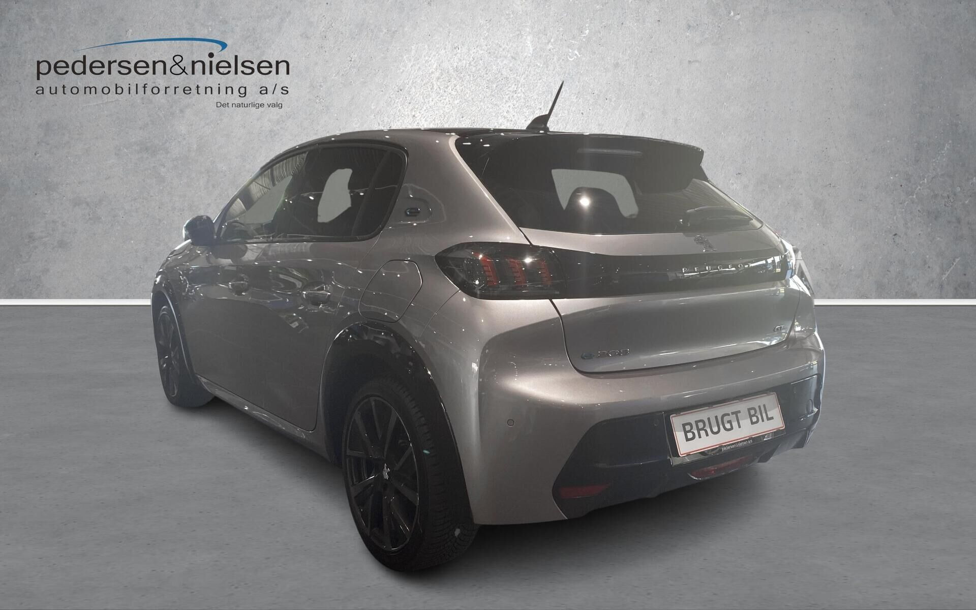 Sølv Peugeot e-208 fra 2023