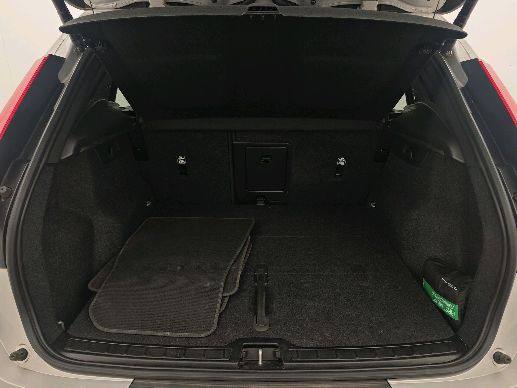 Sølv Volvo XC40 fra 2023