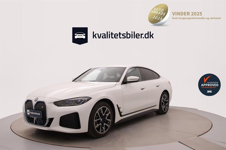 Hvid BMW i4 fra 2023 set udefra