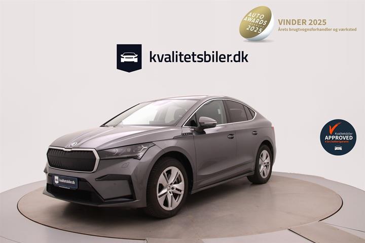 Grå Skoda Enyaq fra 2023 set udefra