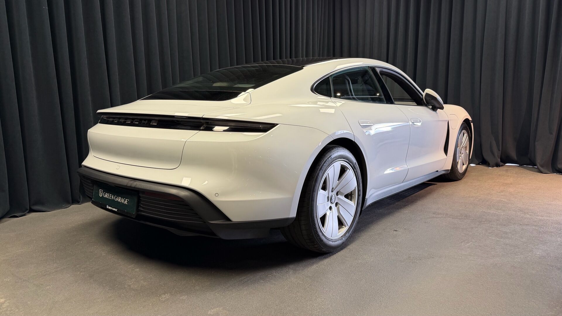 Hvid Porsche Taycan fra 2022