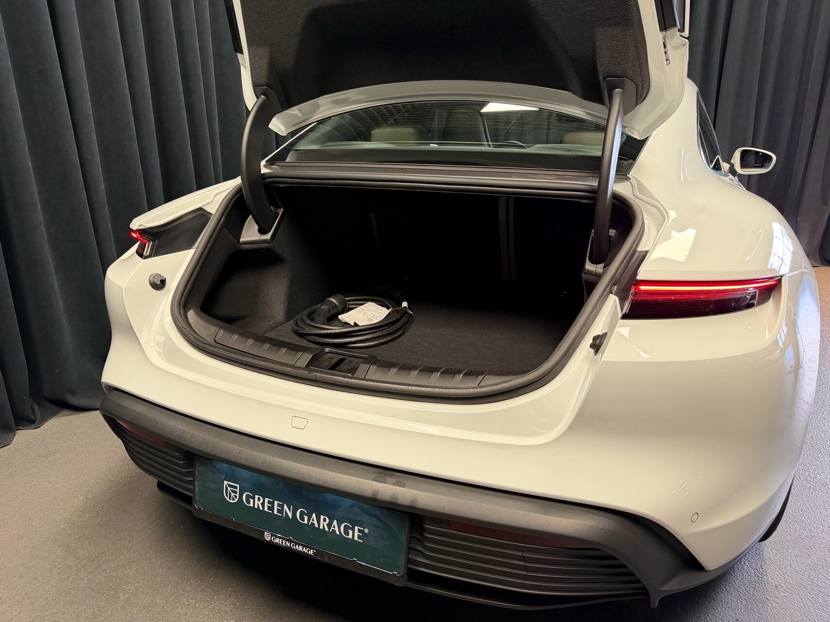 Hvid Porsche Taycan fra 2022
