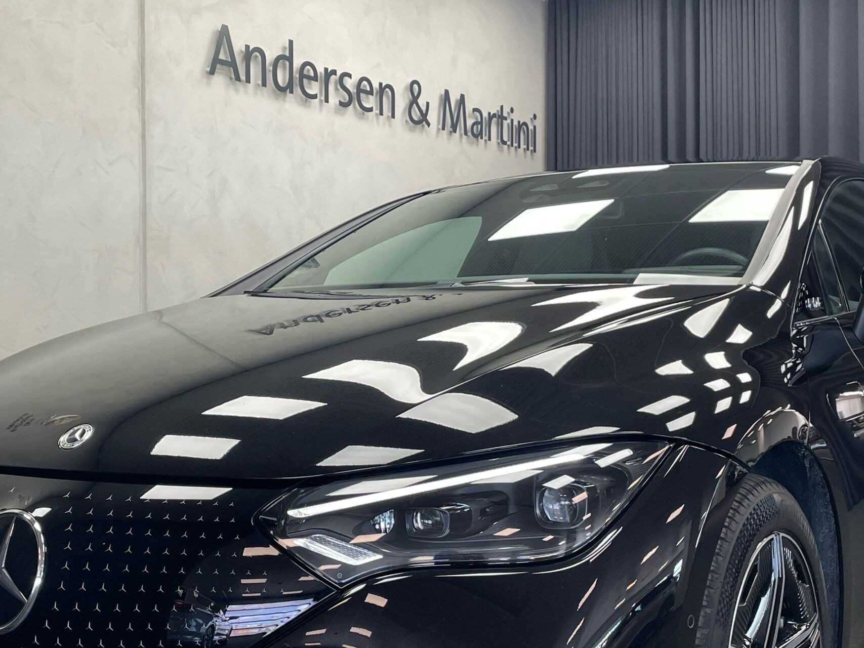 Sort Mercedes EQE 350 fra 2023