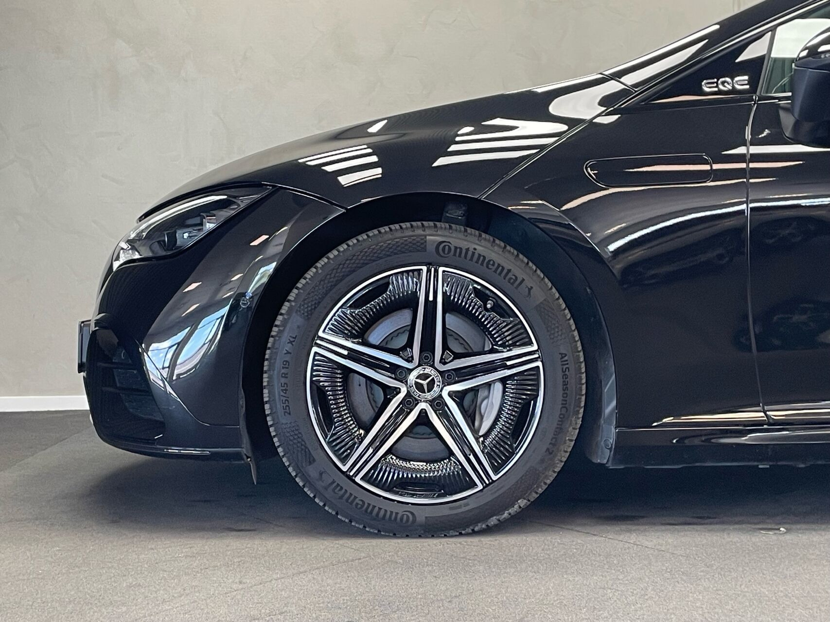 Sort Mercedes EQE 350 fra 2023