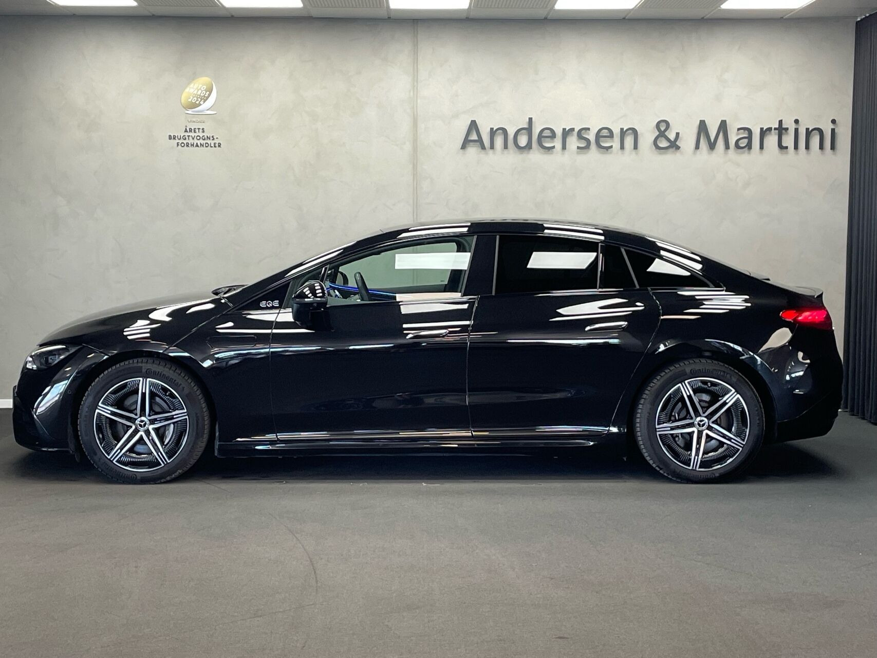 Sort Mercedes EQE 350 fra 2023