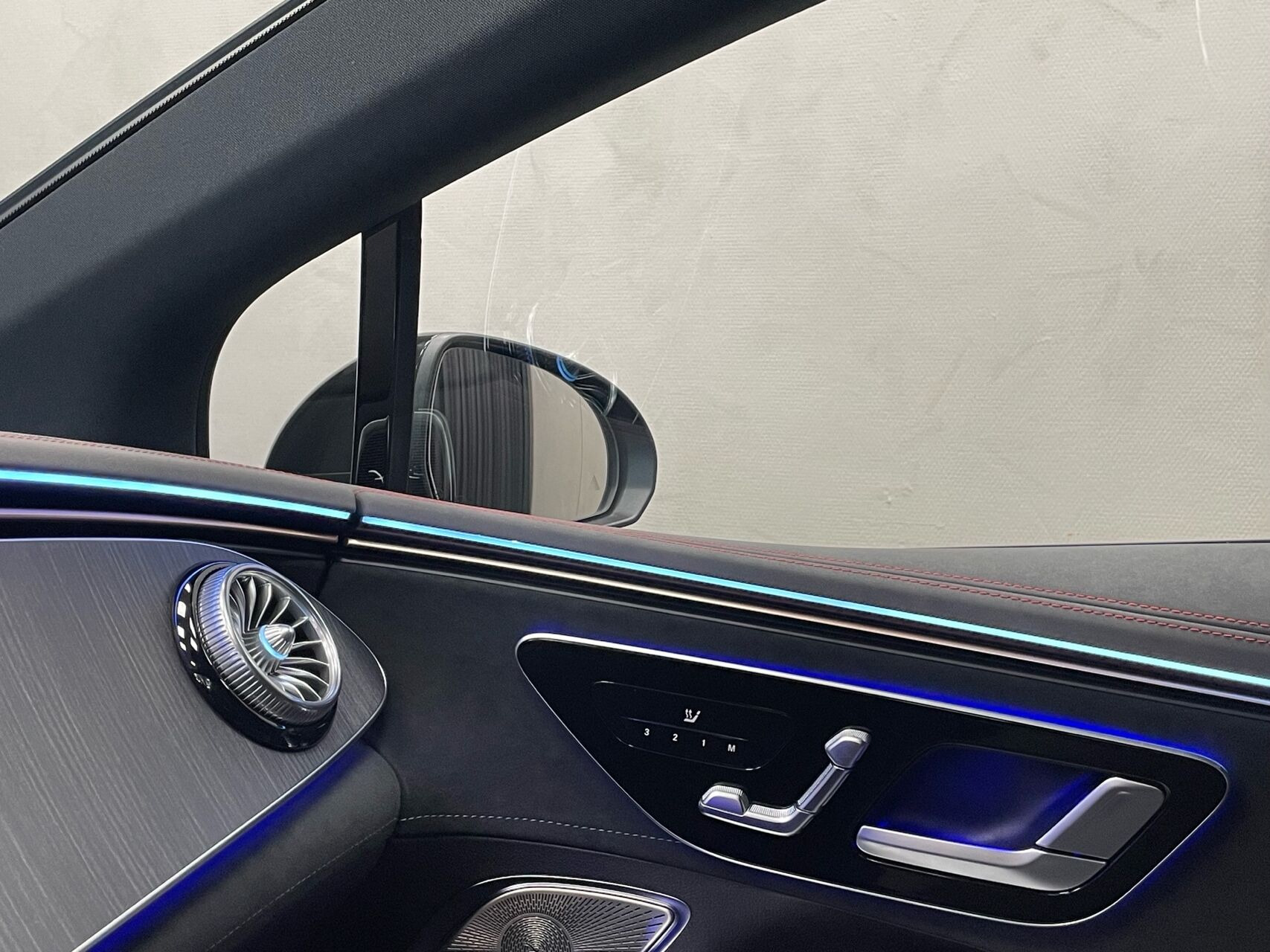 Sort Mercedes EQE 350 fra 2023