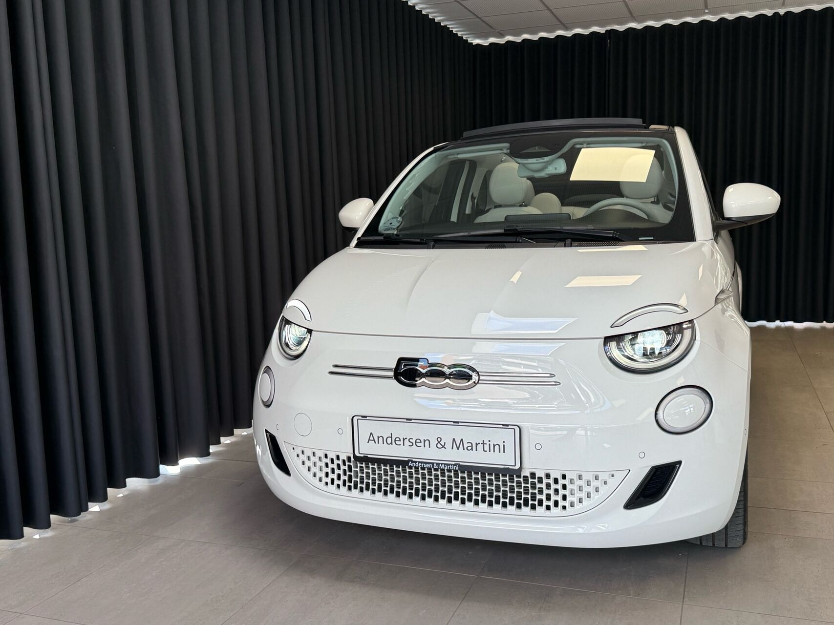 Hvid Fiat 500e fra 2023