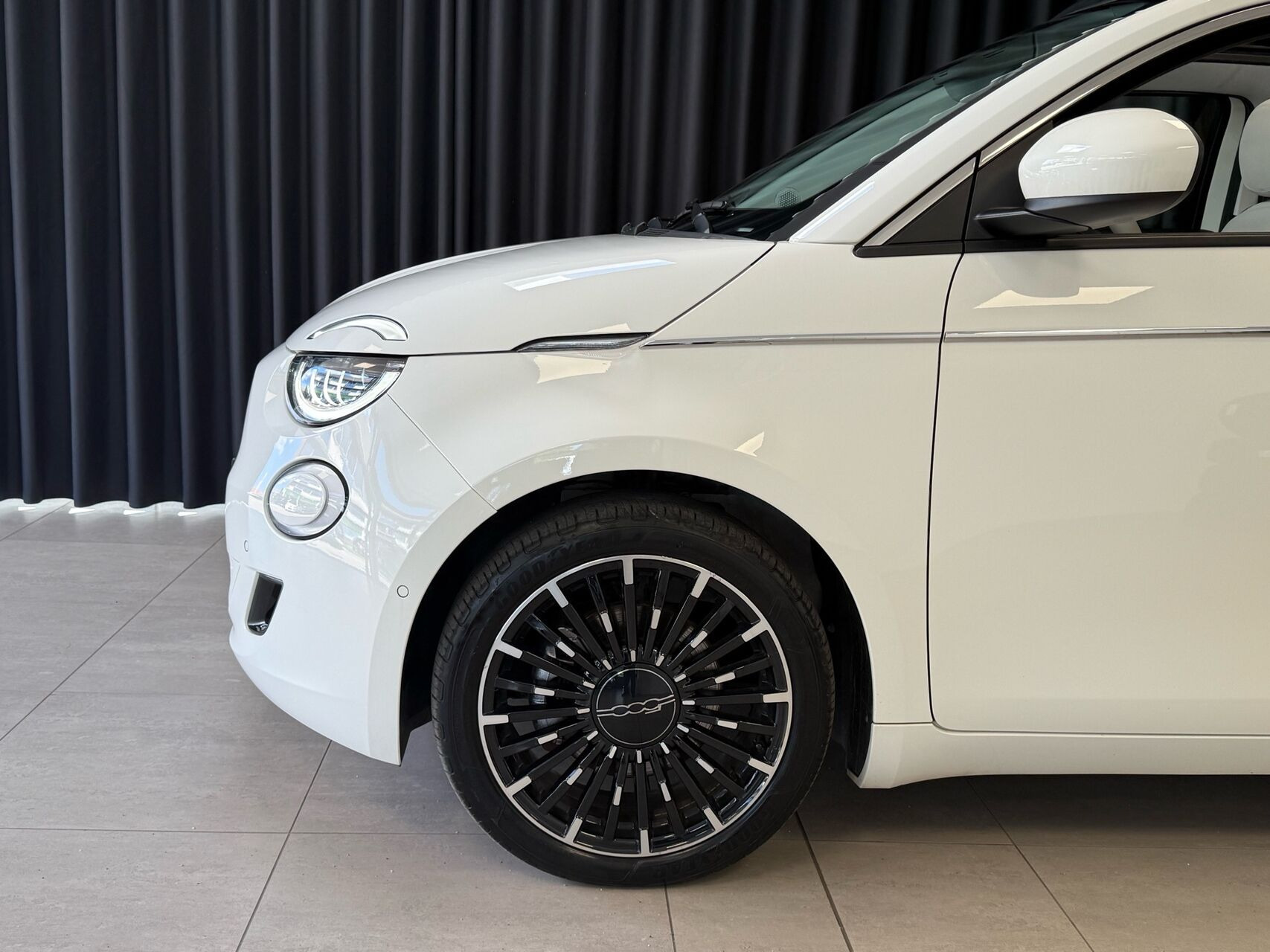 Hvid Fiat 500e fra 2023
