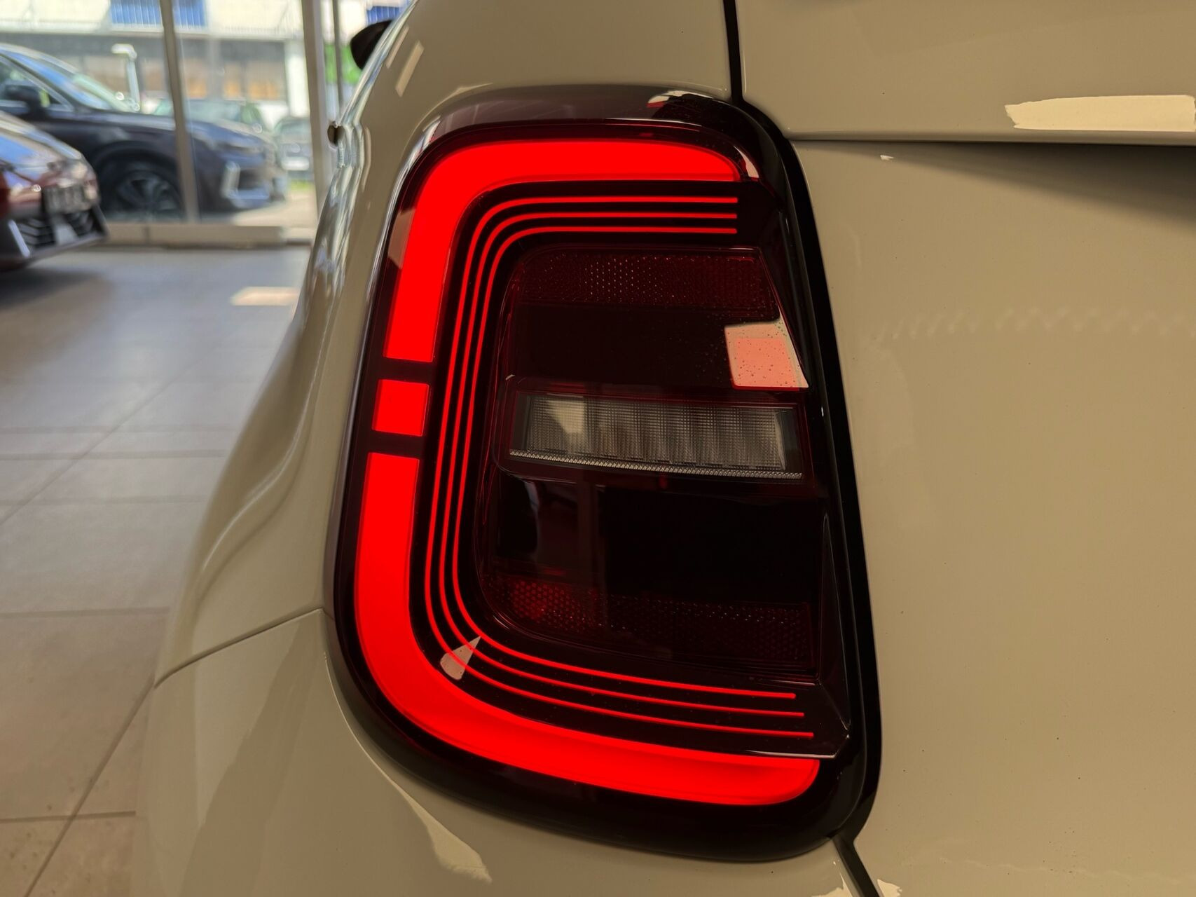 Hvid Fiat 500e fra 2023