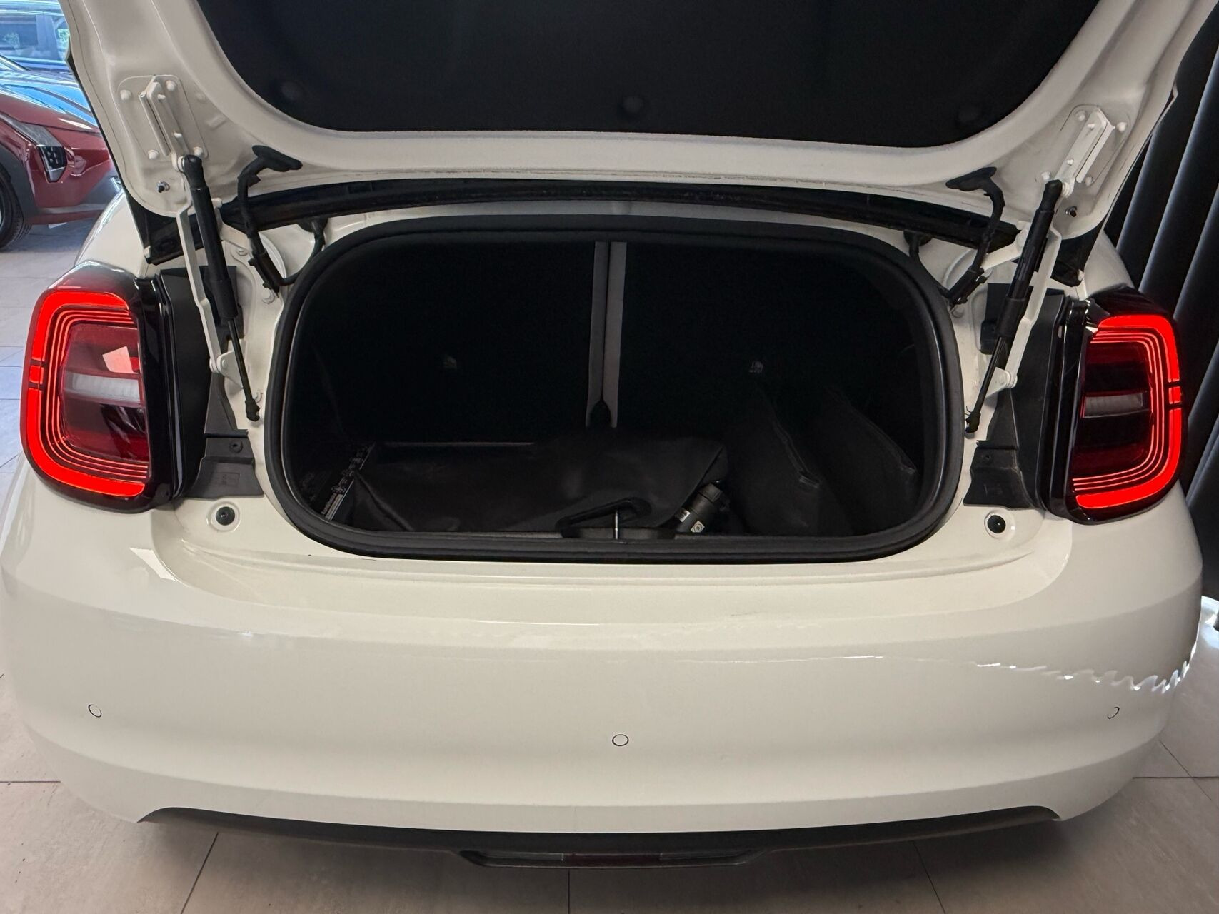 Hvid Fiat 500e fra 2023