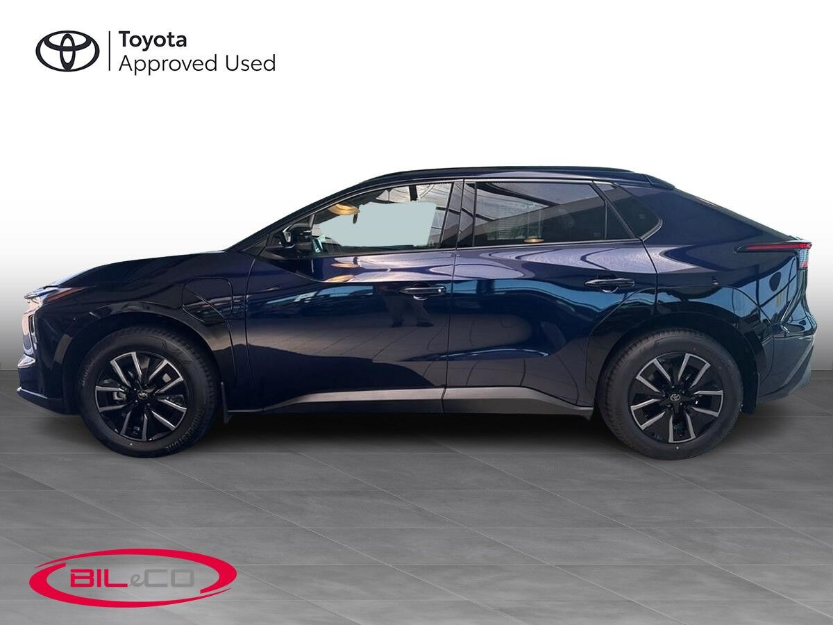 Blå Toyota BZ4X fra 2026