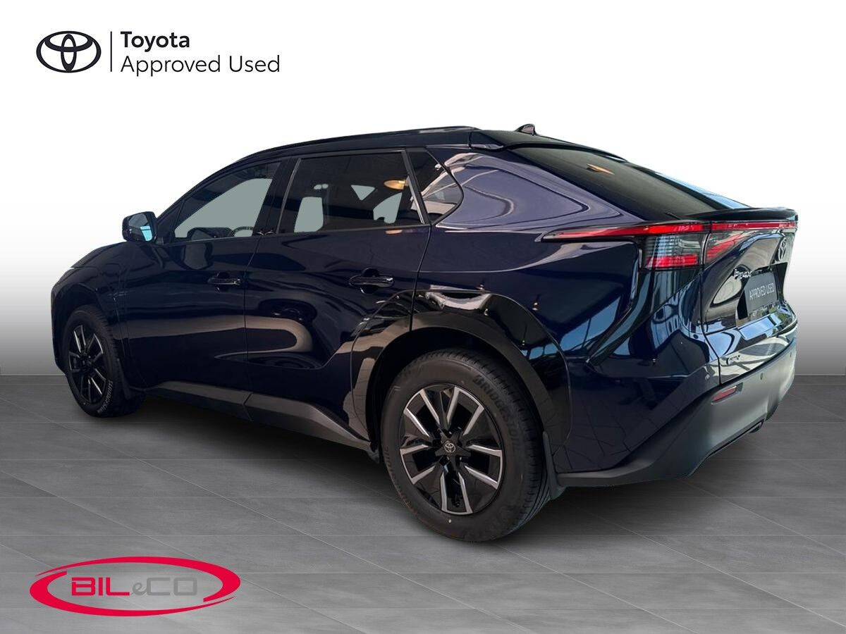 Blå Toyota BZ4X fra 2026