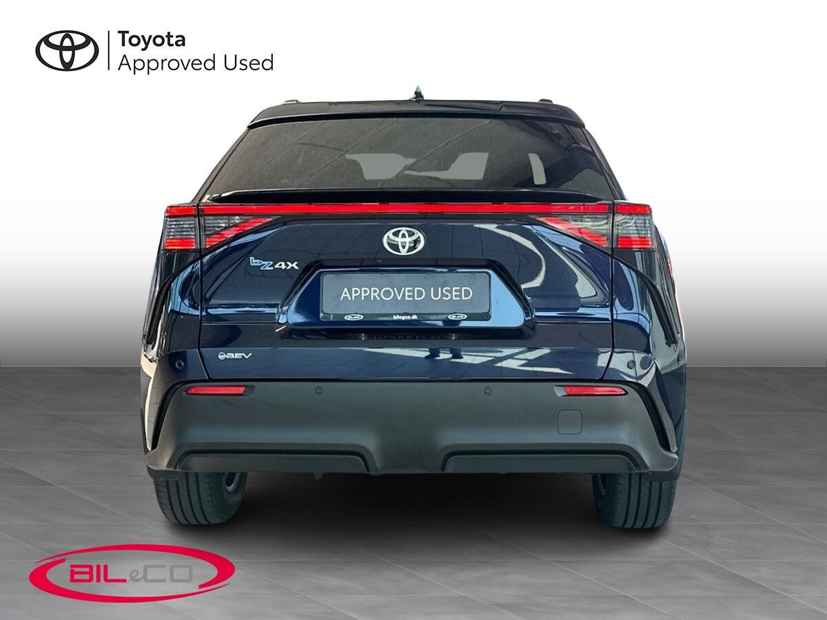 Blå Toyota BZ4X fra 2026