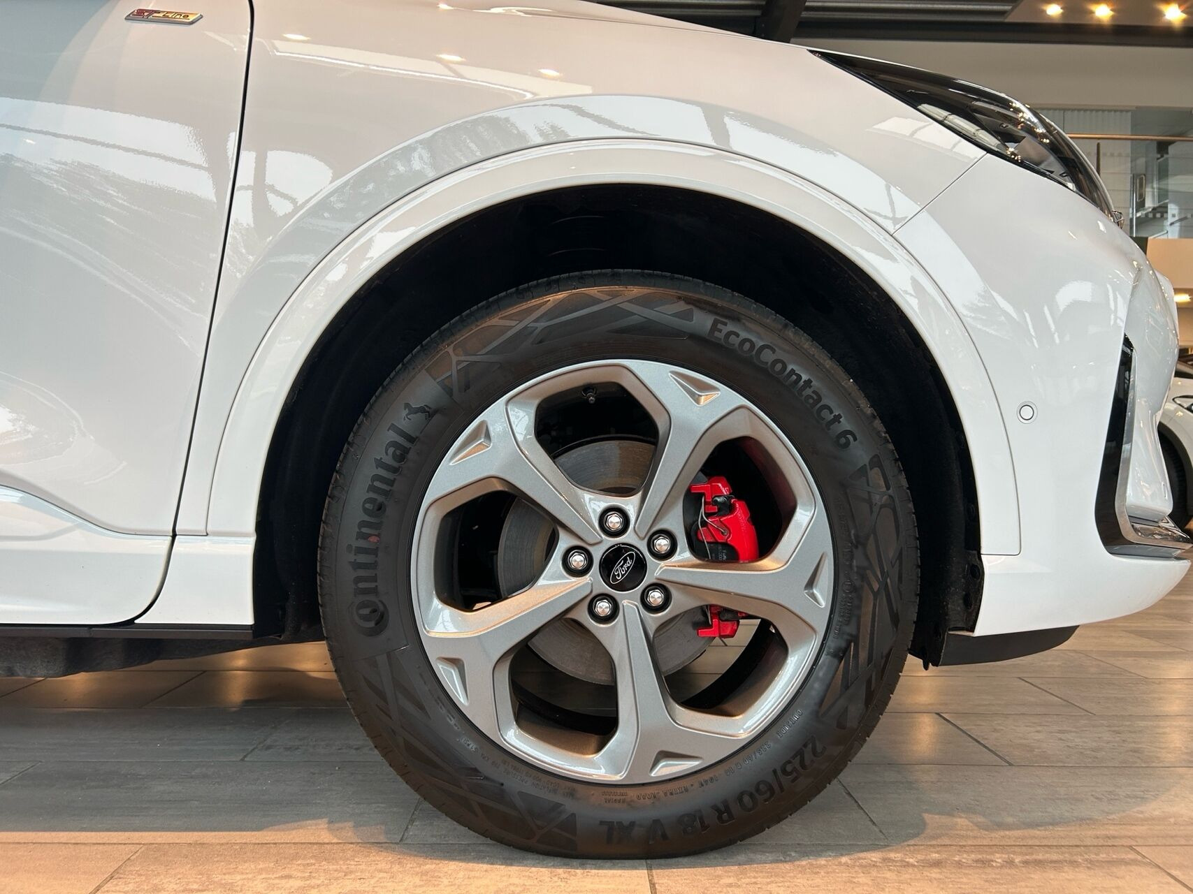 Hvid Ford Kuga fra 2024