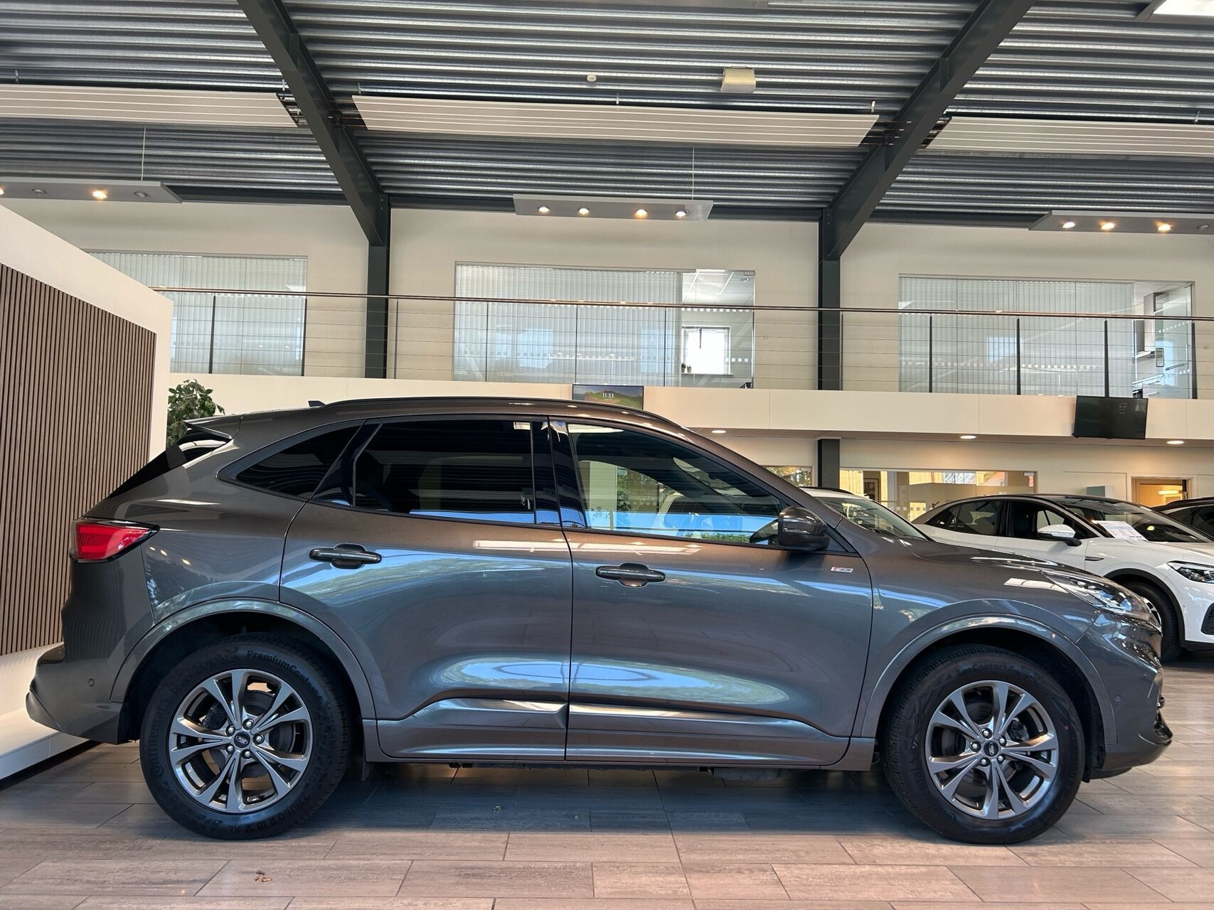 Grå Ford Kuga fra 2021