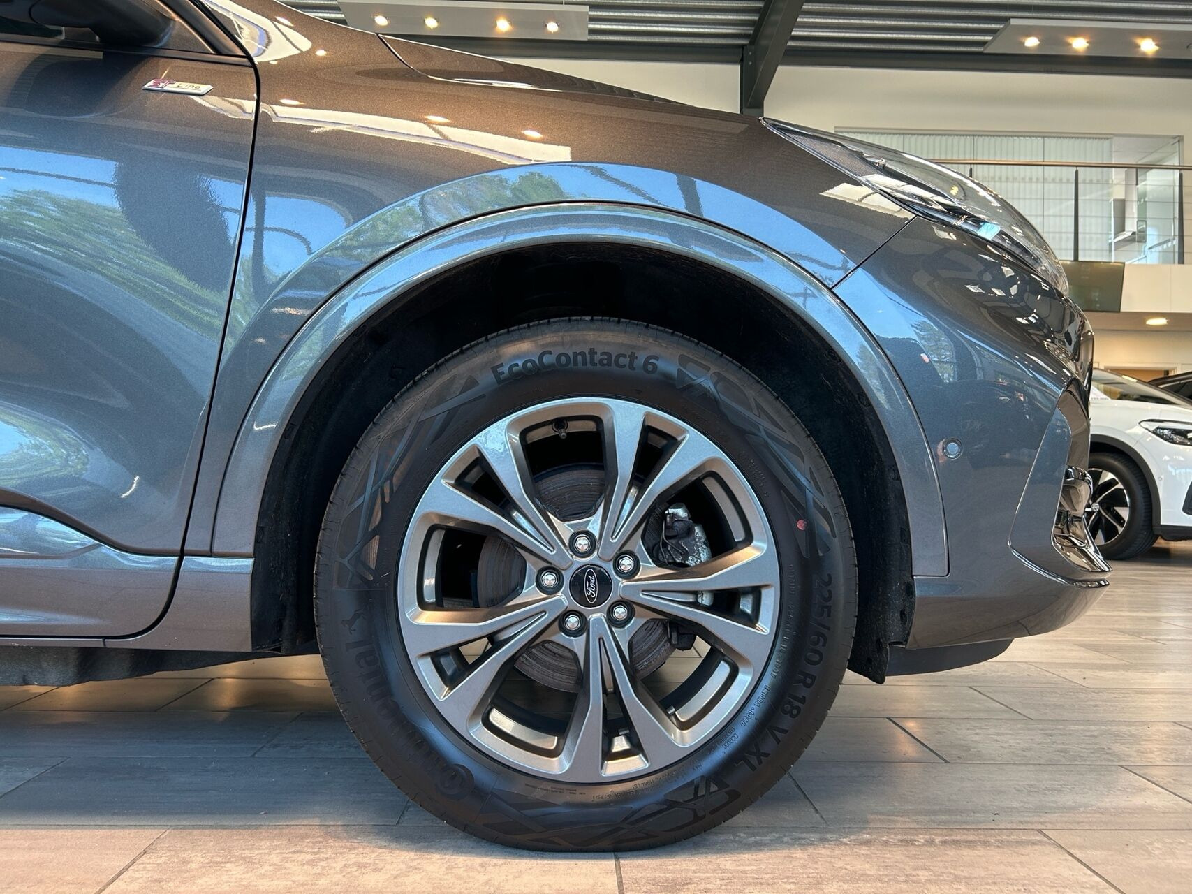 Grå Ford Kuga fra 2021