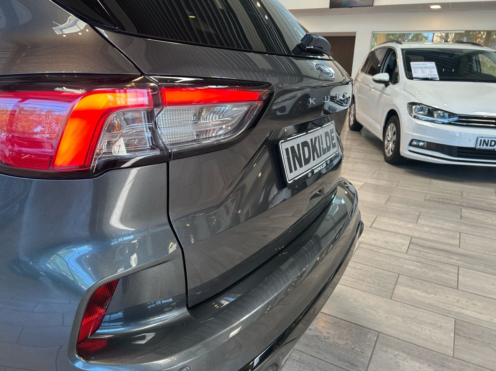Grå Ford Kuga fra 2021